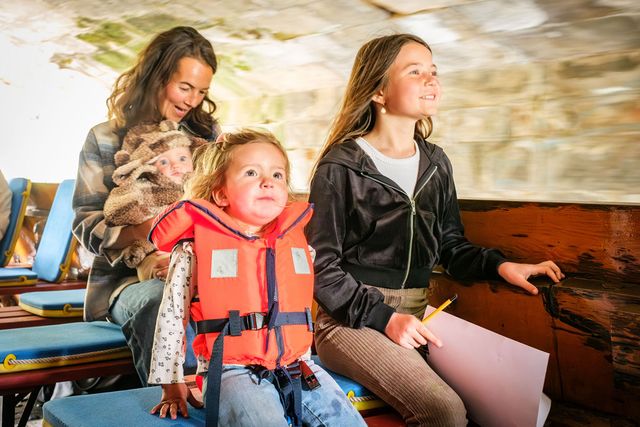 Jong en oud geniet van het varen op het Romeinse schip De Meern 1 op de Utrechtse singels.
