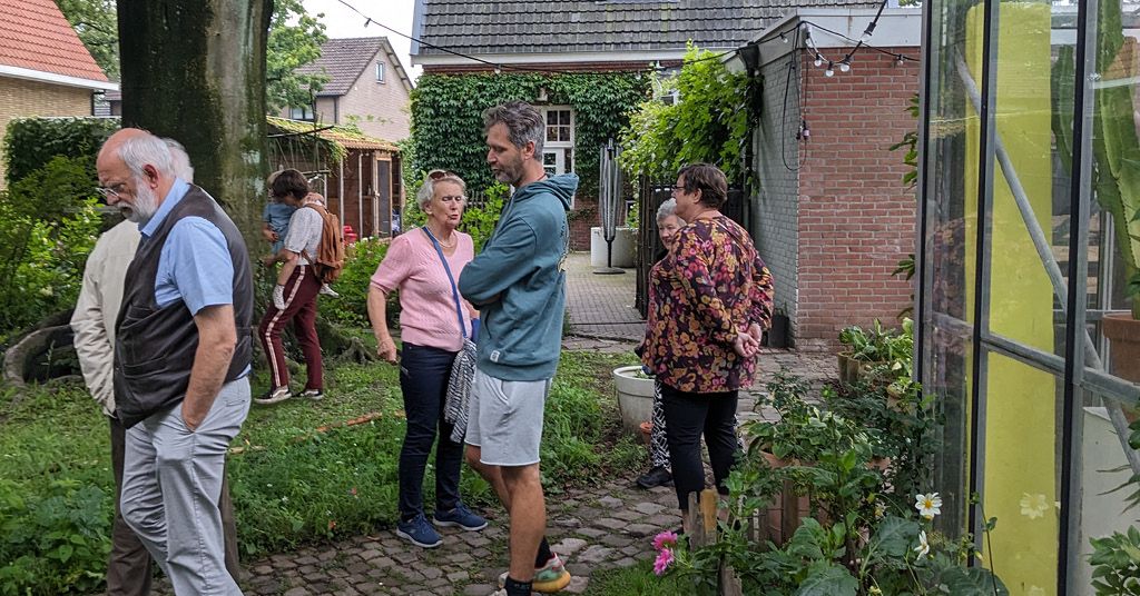 Bezoekers bewonderen een van de deelnemende inspiratietuinen
