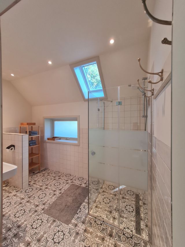 badkamer met douchehoek, wastafel en toilet