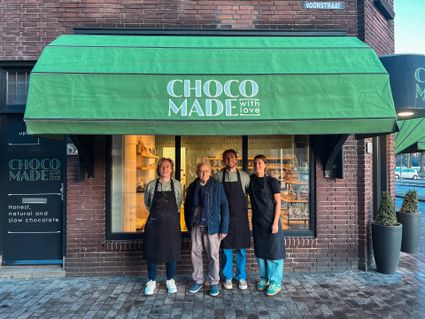 Het team van Choco Made poseert voor de chocoladewinkel in Woerden, waar ambachtelijke chocolade met liefde wordt gemaakt in het Groene Hart.