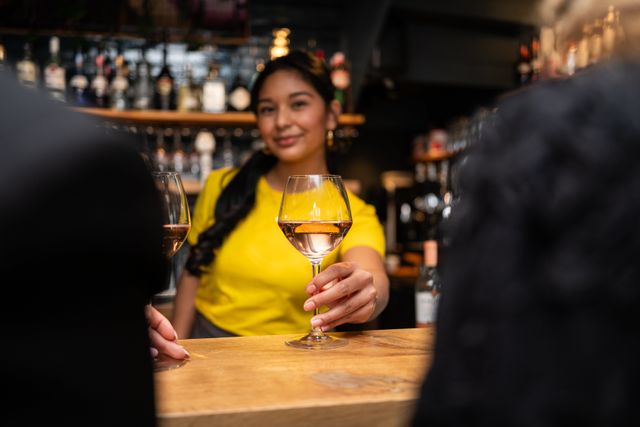 Personeel serveert wijn