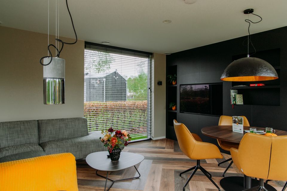 Woonkamer met grote TV