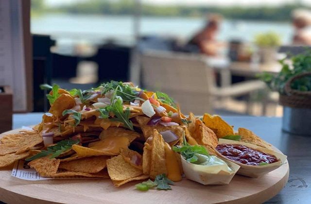 Een portie nachos bij horeca aan het Ermerstrand.