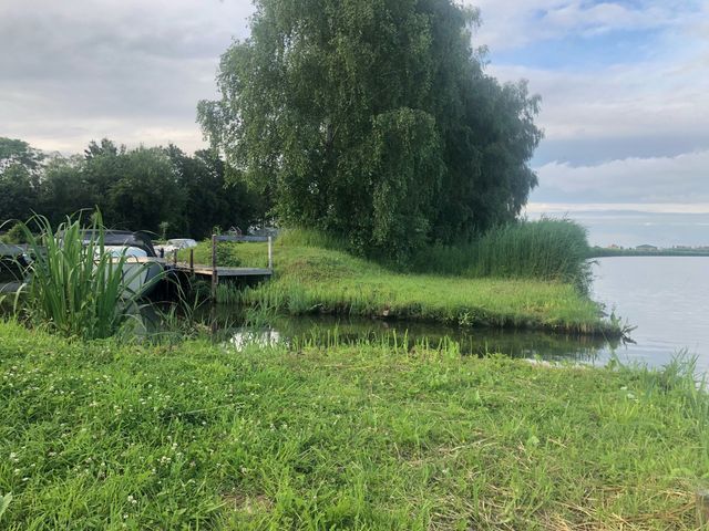 Een boot in de haven van camping Markdal