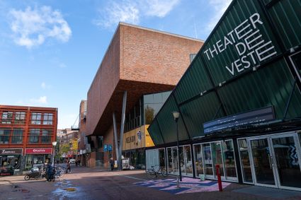 De buitenkant van Theater de Veste overdag in Delft