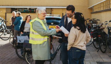 Gids geeft routebeschrijving aan Indisch stel