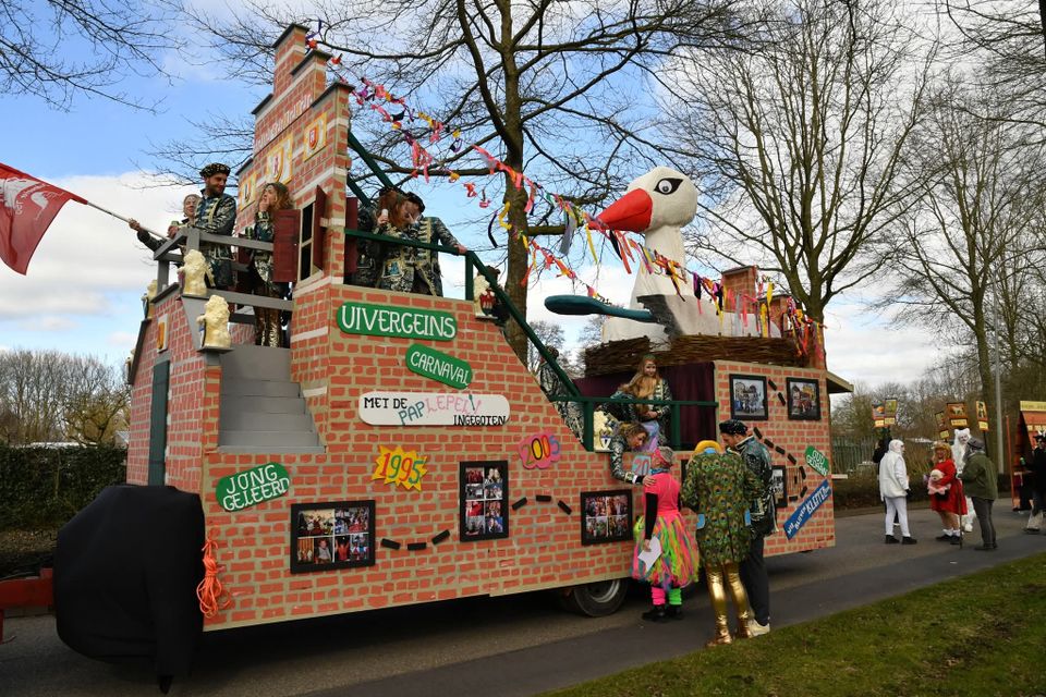 Kleurrijke praalwagen tijdens de carnavalsoptocht in Oudewater, inclusief ooievaar, verklede deelnemers en feestelijke decoratie – een publiekstrekker in het Groene Hart.