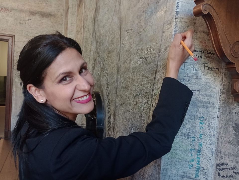 Ana Sanchez writing in the leiden sweat room.