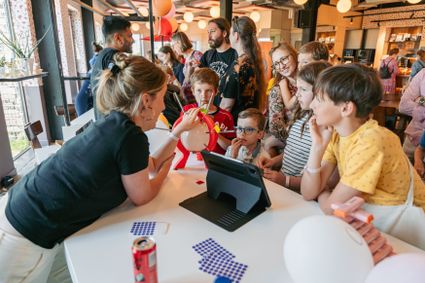 Wetenschap wordt uitgelegd aan kinderen bij de Open Dag van de Dutch Bio Science Week