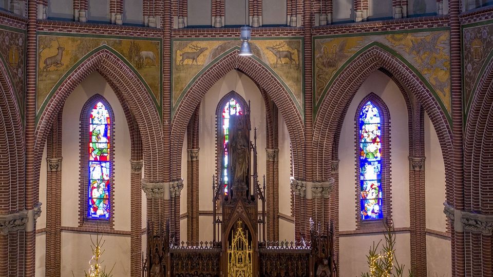goudkleurige muurschilderingen op de kerkbogen