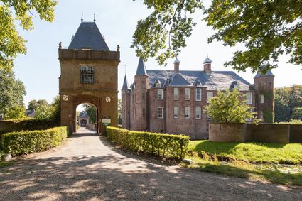 Gelegen langs de Vecht in Oud-Zuilen, was het huis van schrijfster Belle van Zuylen.