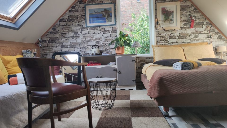 Op 1e verdieping met eigen badkamer (met douche, toilet en wastafel)
