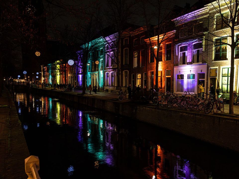 De Oude Delft vol met licht tijdens Lichtjesavond