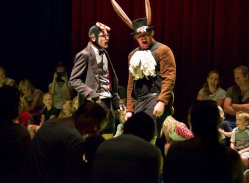 Over een kleine mol die wil weten wie er op zijn kop gepoept heeft (2+)