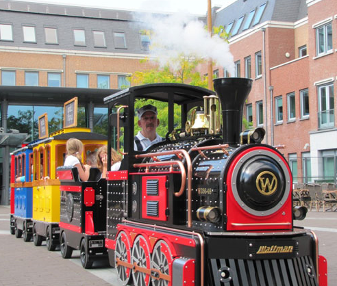 Treintje met conducteur en kinderen erin