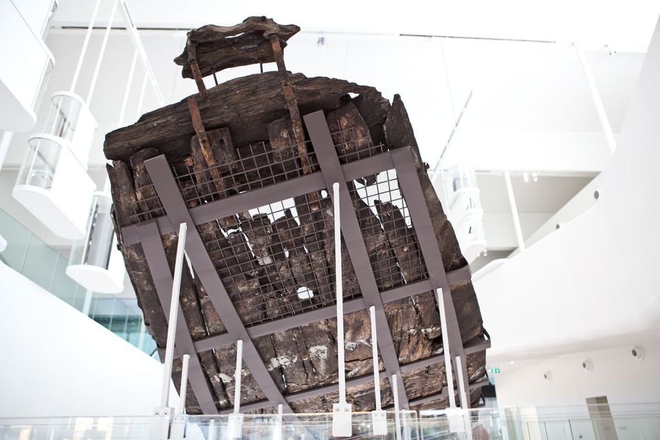 Close up van de boeg van een houten schip, van onderaf gezien.