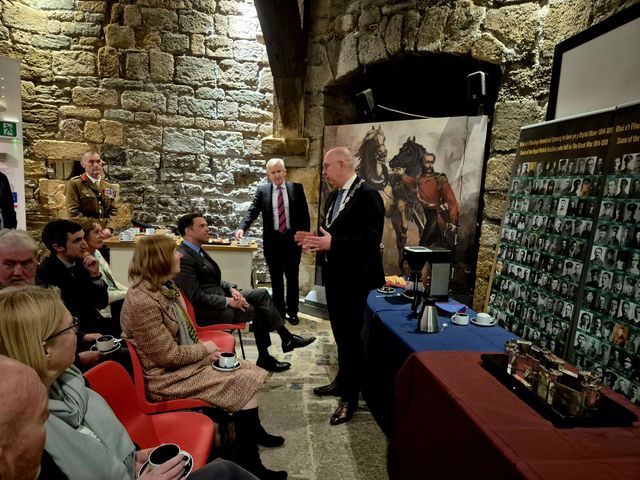 Burgemeester Jack Mikkers dankt de betrokkenen van het Royal Welsh Fusiliers museum.