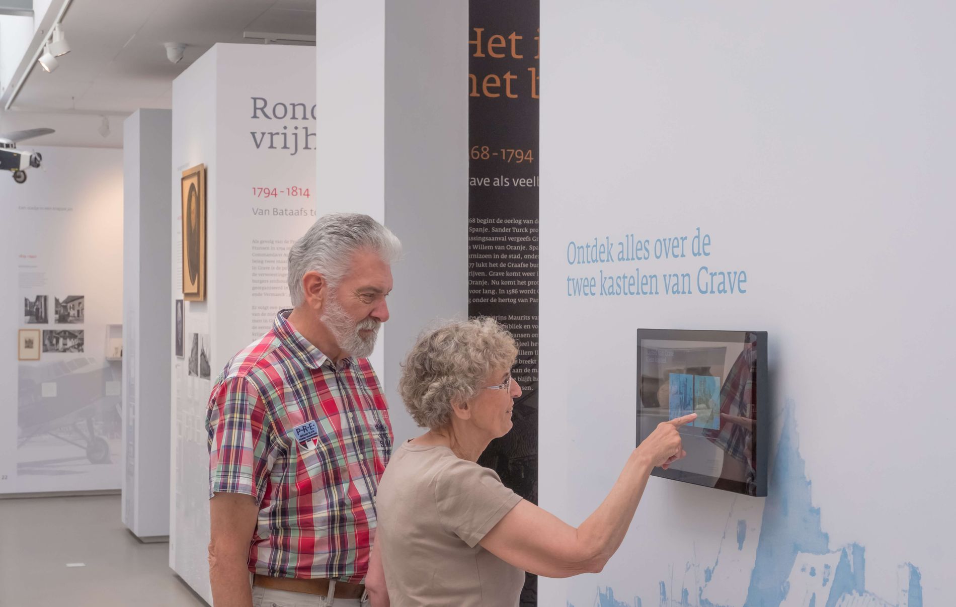 Detail van de presentatie in de moderne middenzaal