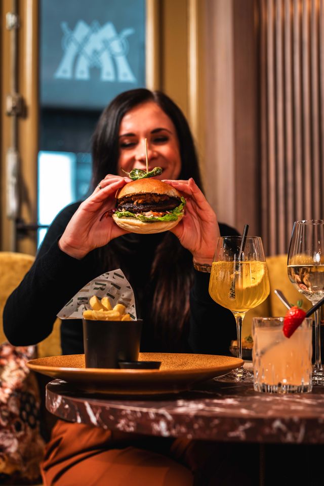 Vrouw met hamburger