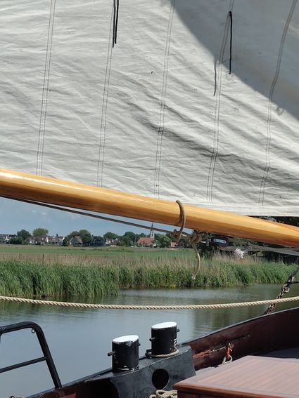Zeilend door kanalen in Friesland