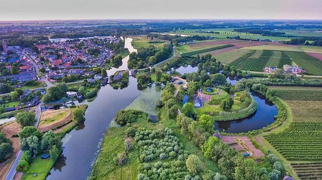 Een luchtfoto van het Fort bij Asperen