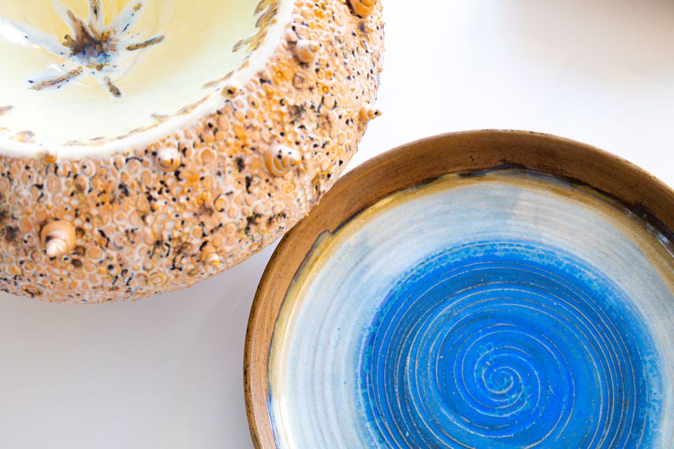 Sfeervolle expositieruimte van Kunst op de Hoek met keramische kunstwerken in Woerden.