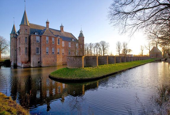 Slot Zuylen met een zon laag aan de horizon.