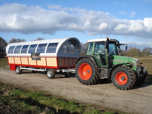 Huifkar met tractor