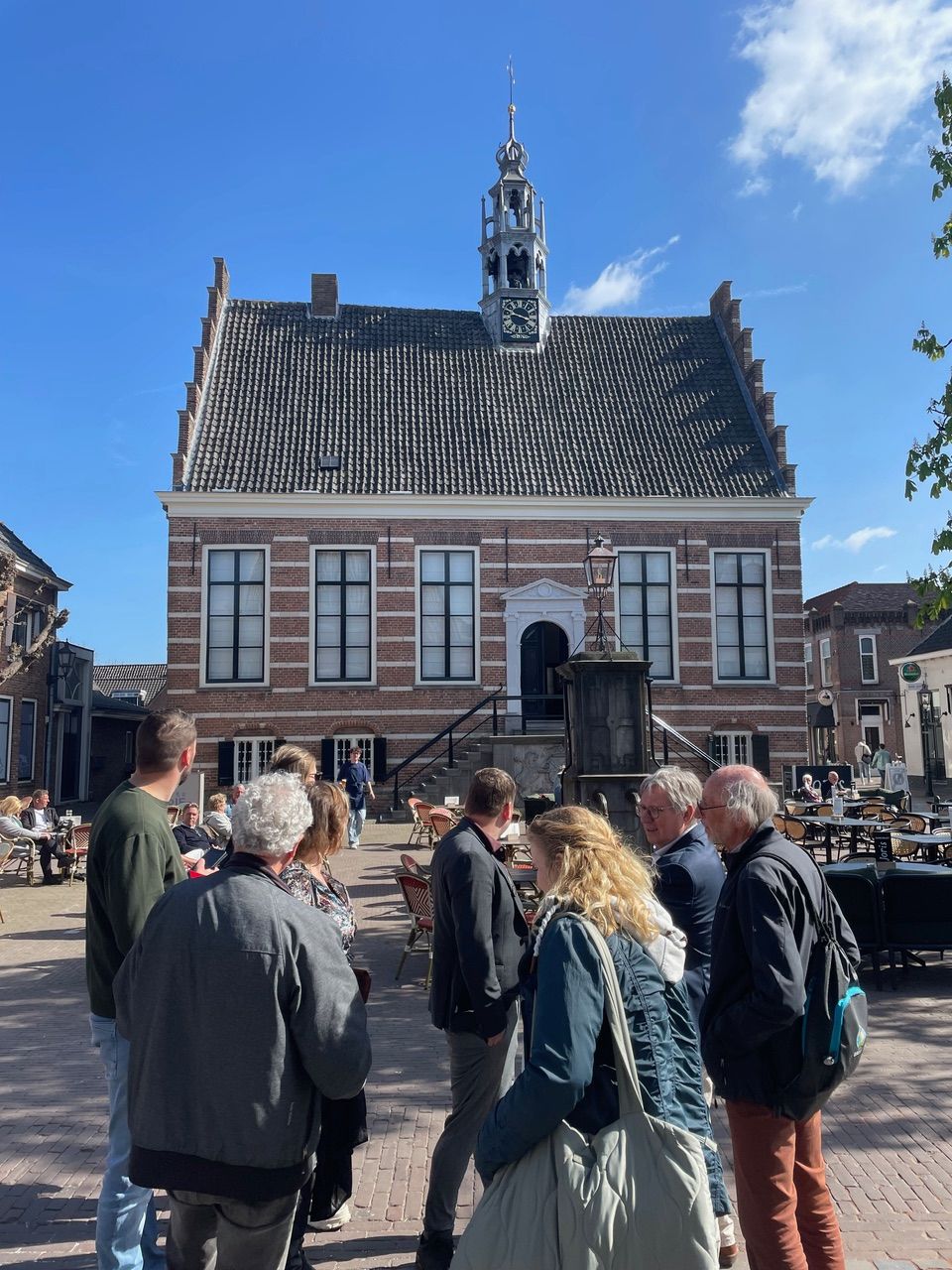 Rondleiding door Ijsselstein met strakblauwe lucht.