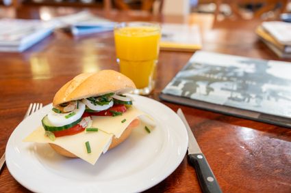 Een broodje bij bakkerij Breimer in Lemmer