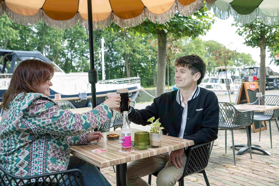 Jong stel zit op het terras van Fredgies in Dieversluis.