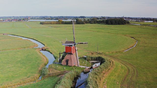 Luchtfoto van de zijkant van de Buurtermolen in Rijpwetering