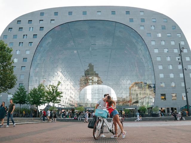 Vooraanzicht van de Markthal met een ontmoeting tussen twee mensen