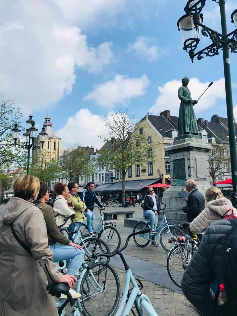 Baja Bike Maastricht groep met gids op Markt Maastricht