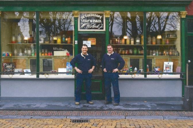 De ingang van De Goedkope Verfwinkel in Delft