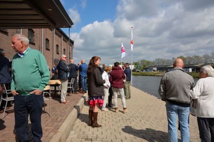 Foto van mensen bij de opening van het suikderpot in Standdaarbuiten tijdens een evenement
