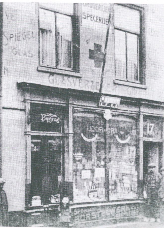 Farbenhandel Baijens. Auf dem Foto ist das Gebäude von Baijens um 1920 zu sehen.