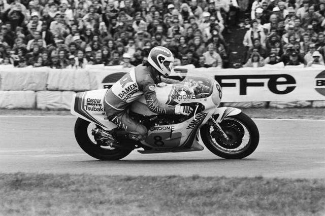 Motorcoureur Jack Middelburg rijdt voor het publiek langs tijdens de Tour de TT.