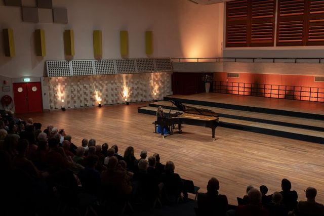 Jong talent speelt piano in zaal Heuvellaan Hilversum