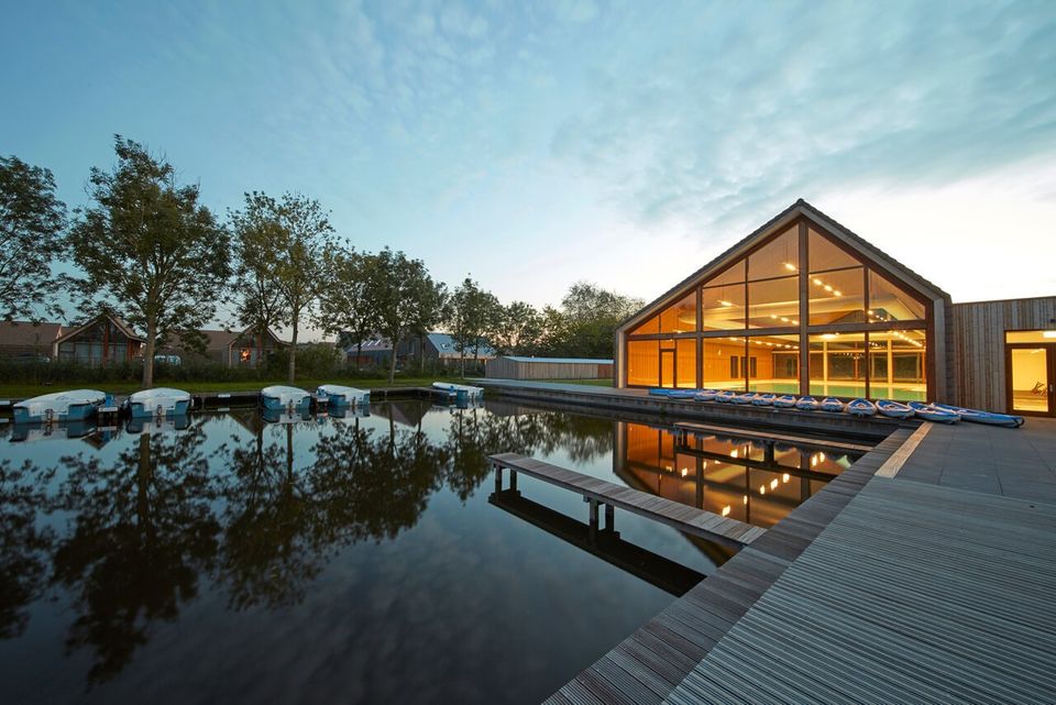 Kleine haven van Landal Reeuwijk met boodjes en supboards.