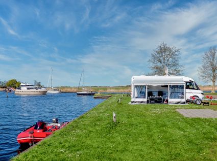camper aan het water in woudsend