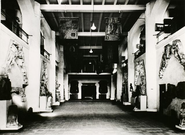 inrichting grote hal museum circa 1935