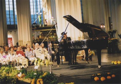 Beschrijving	32e Vierdaagsefeesten. Optreden van fluitist Thijs van Leer in de St. Stevenskerk bij de opening van de manifestatie 'Klassiek en Kunst in de Kerk'.
Datering	14/7/2001