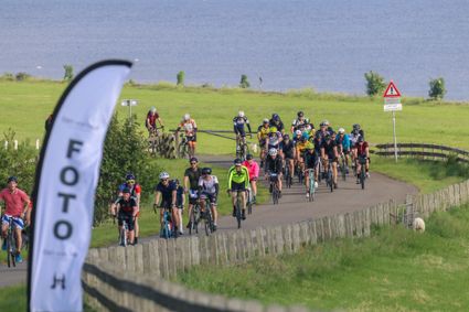 Elfstedentocht fietsers langs de zeedijk.