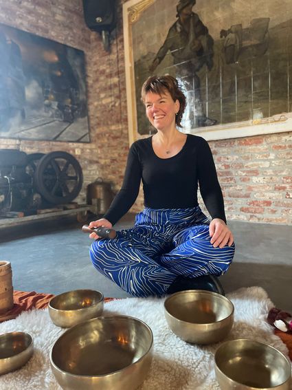 Op de foto zie je een stralende Daphne met haar schalen in de molen. Op achtergrond zijn prachtige details te zien die in het interieur van de molen aanwezig zijn.