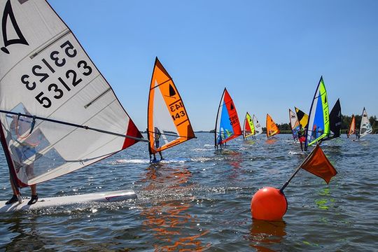 Surfers in het water van Zeewolde, Flevoland
