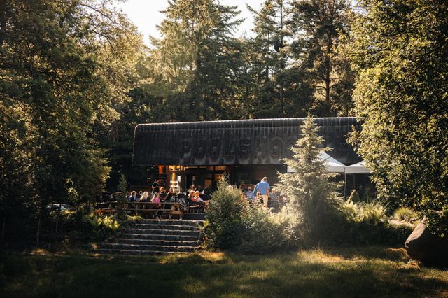 Restaurant met terras midden in het bos.
