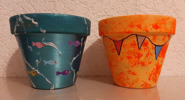 Foto van twee beschilderde plantenpotjes