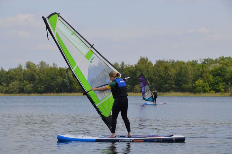 Windsurfen in de Bosch op het Engelermeer. Krijg les bij de leukste Surfschool van Brabant!