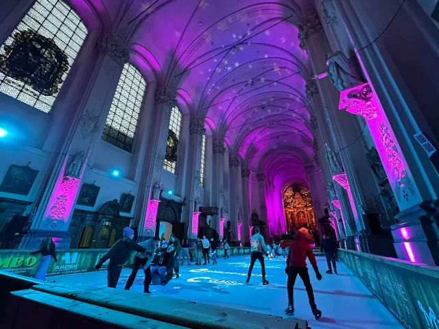 Schaatsbaan in een kerk